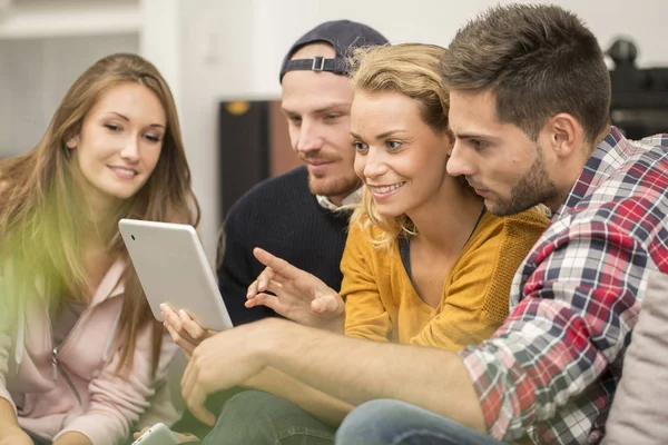 Oda arkadaşı dairesinde tablet kullanma