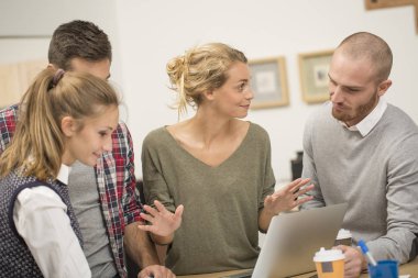 iş toplantısı gençlerin grup