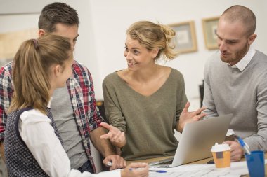 iş toplantısı gençlerin grup