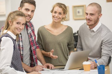 iş toplantısı gençlerin grup