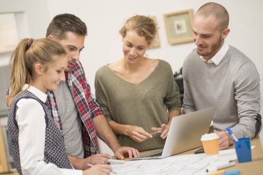 iş toplantısı gençlerin grup