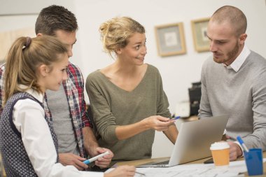 iş toplantısı gençlerin grup