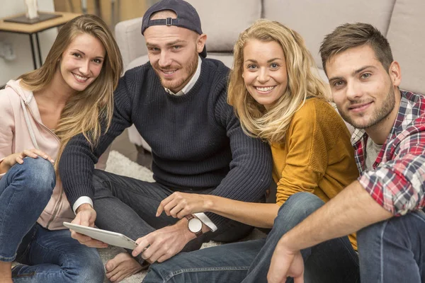 tablete fotoğraflara bakarken arkadaş grubu