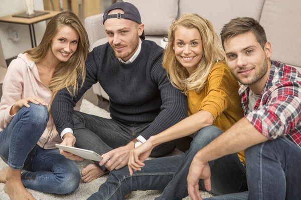 tablete fotoğraflara bakarken arkadaş grubu