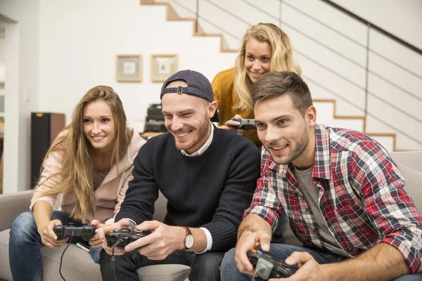 Young friends playing video games — Stock Photo, Image