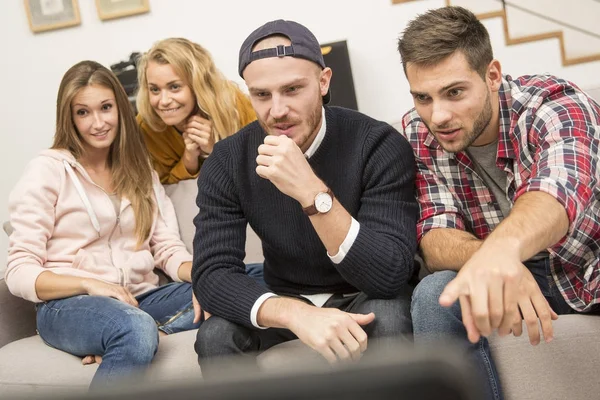 Friends in front of tv watching game — Stock Photo, Image