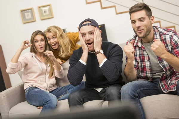 Arkadaşlar oyunu izlerken Tv önünde