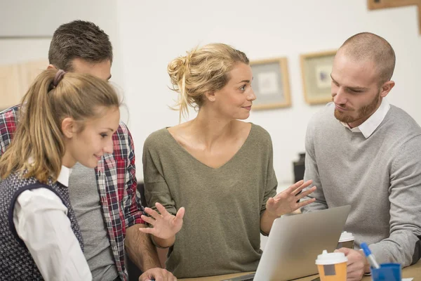 iş toplantısı gençlerin grup