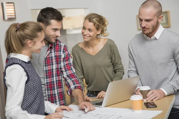 Grupo de jóvenes en reunión de empresa — Foto de Stock