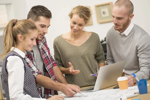 iş toplantısı gençlerin grup