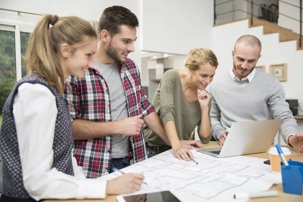 iş toplantısı gençlerin grup