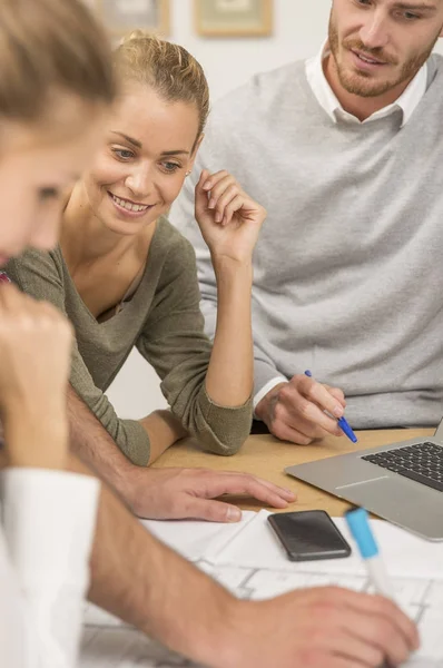 Laptop 'ta çalışan genç bir kadın, ev ofisi.