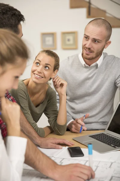 Laptop 'ta çalışan genç bir kadın, ev ofisi.