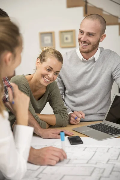 Laptop 'ta çalışan genç bir kadın, ev ofisi.