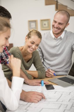 Laptop 'ta çalışan genç bir kadın, ev ofisi.