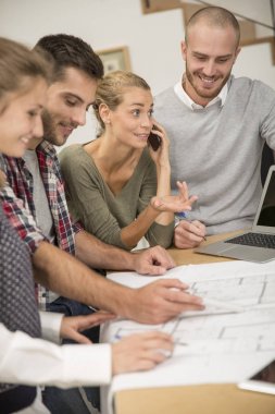 iş toplantısı gençlerin grup