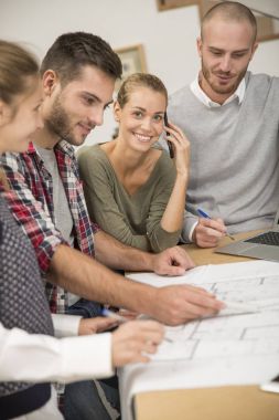 iş toplantısı gençlerin grup