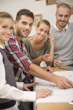 iş toplantısı gençlerin grup