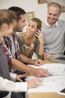 iş toplantısı gençlerin grup