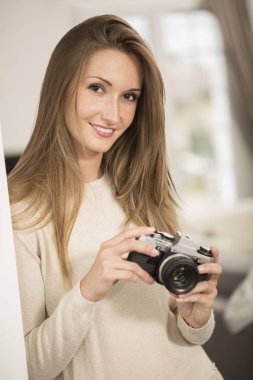 Vintage fotoğraf makinesi kullanan güzel neşeli kız