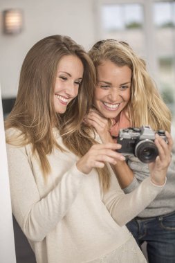Çekici kızlar selfie vintage fotoğraf makinesi ile çekim