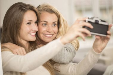 Çekici kızlar selfie vintage fotoğraf makinesi ile çekim