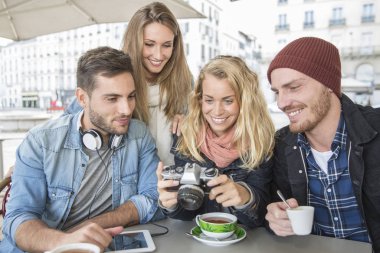 in arkadaş grubu ile resmi vintage kameraya bakarak kahve dükkanı