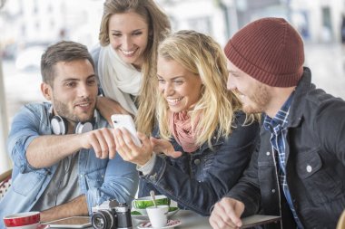 in arkadaş grubu ile smartphone vasıl seyir kahve dükkanı