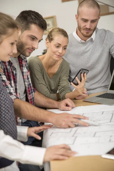 iş toplantısı gençlerin grup