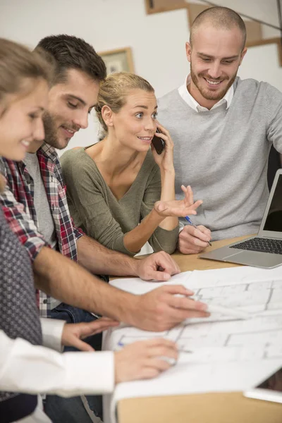 iş toplantısı gençlerin grup