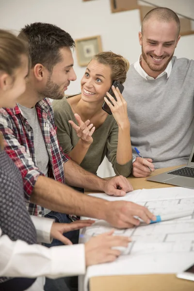 iş toplantısı gençlerin grup