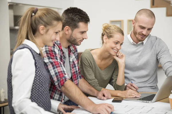 iş toplantısı gençlerin grup