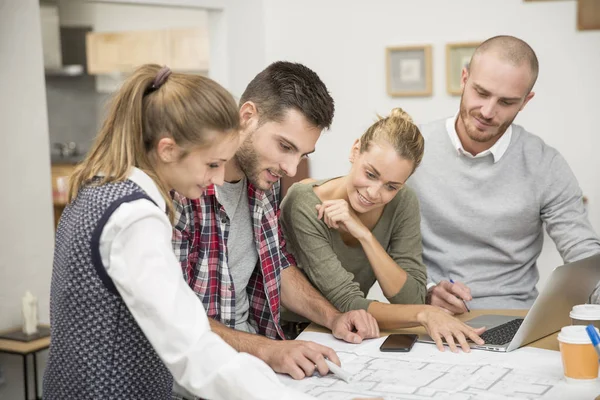 iş toplantısı gençlerin grup