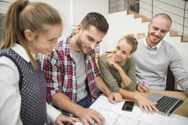 iş toplantısı gençlerin grup