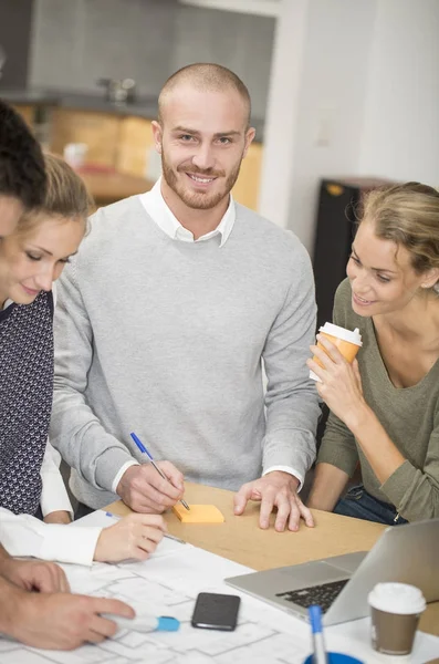 Toplantı salonunun içinde mimar portresi