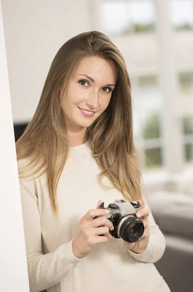 Bella ragazza allegra utilizzando fotocamera vintage foto — Foto Stock