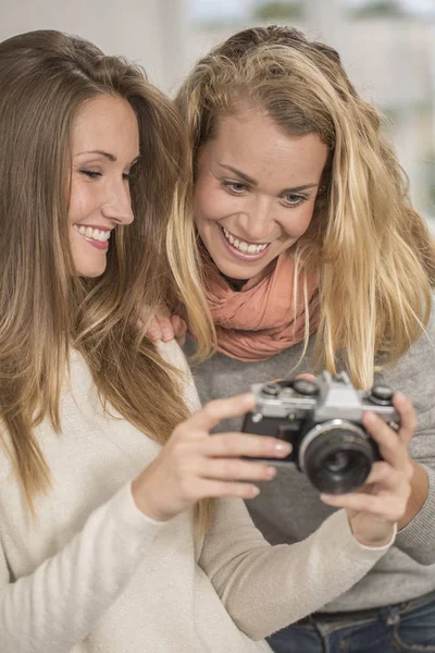 빈티지 카메라와 함께 selfie 촬영 하는 매력적인 여자 — 스톡 사진