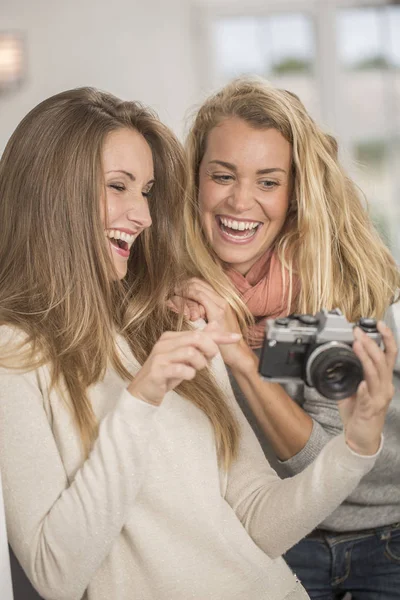 Çekici kızlar selfie vintage fotoğraf makinesi ile çekim