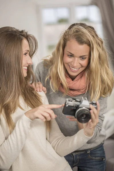Attractive girls taking selfie picture with vintage camera — Stock Photo, Image
