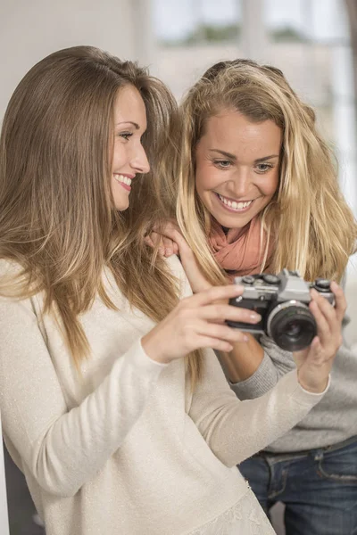 Çekici kızlar selfie vintage fotoğraf makinesi ile çekim