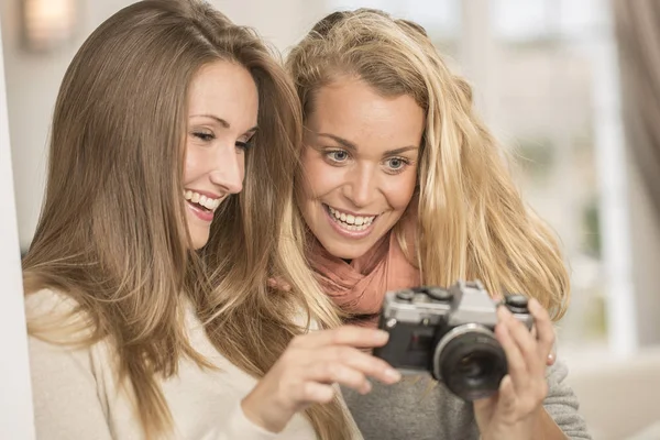 Çekici kızlar selfie vintage fotoğraf makinesi ile çekim