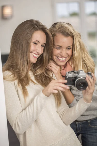 Çekici kızlar selfie vintage fotoğraf makinesi ile çekim