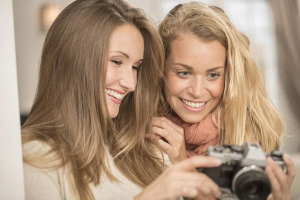Çekici kızlar selfie vintage fotoğraf makinesi ile çekim