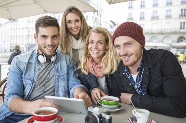 in arkadaş grubu ile dijital tablet vasıl seyir kahve dükkanı