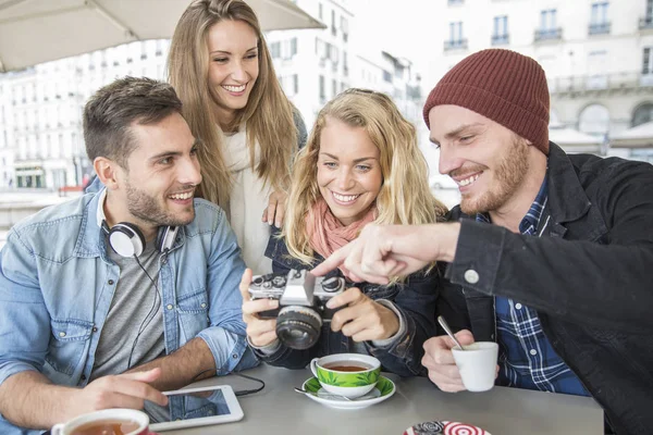 in arkadaş grubu ile resmi vintage kameraya bakarak kahve dükkanı
