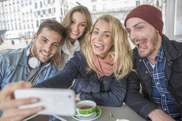 selfie kahve dükkanında alarak arkadaş grubu