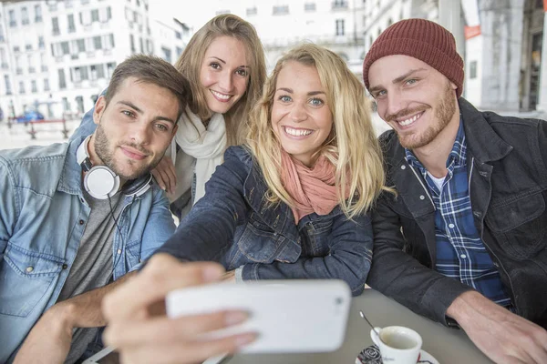 selfie kahve dükkanında alarak arkadaş grubu