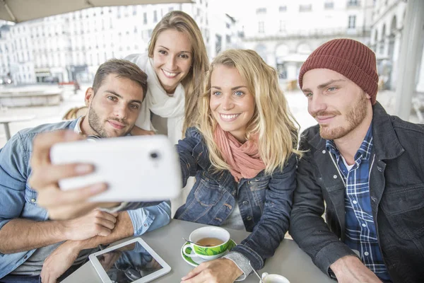 selfie kahve dükkanında alarak arkadaş grubu