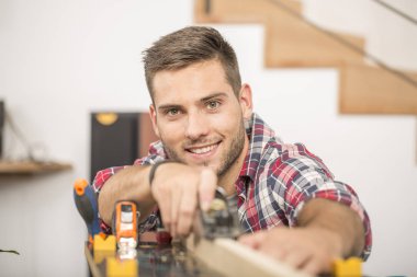 Tek genç adam evde tezgah tarafından ayakta