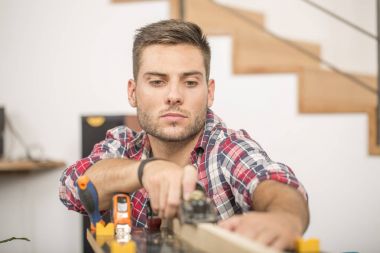 Tek genç adam evde tezgah tarafından ayakta